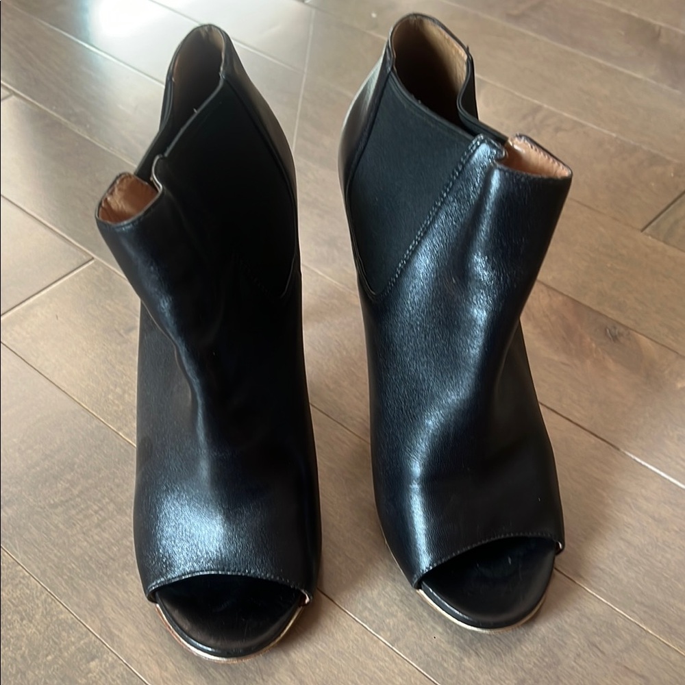 Open toe bootie’s